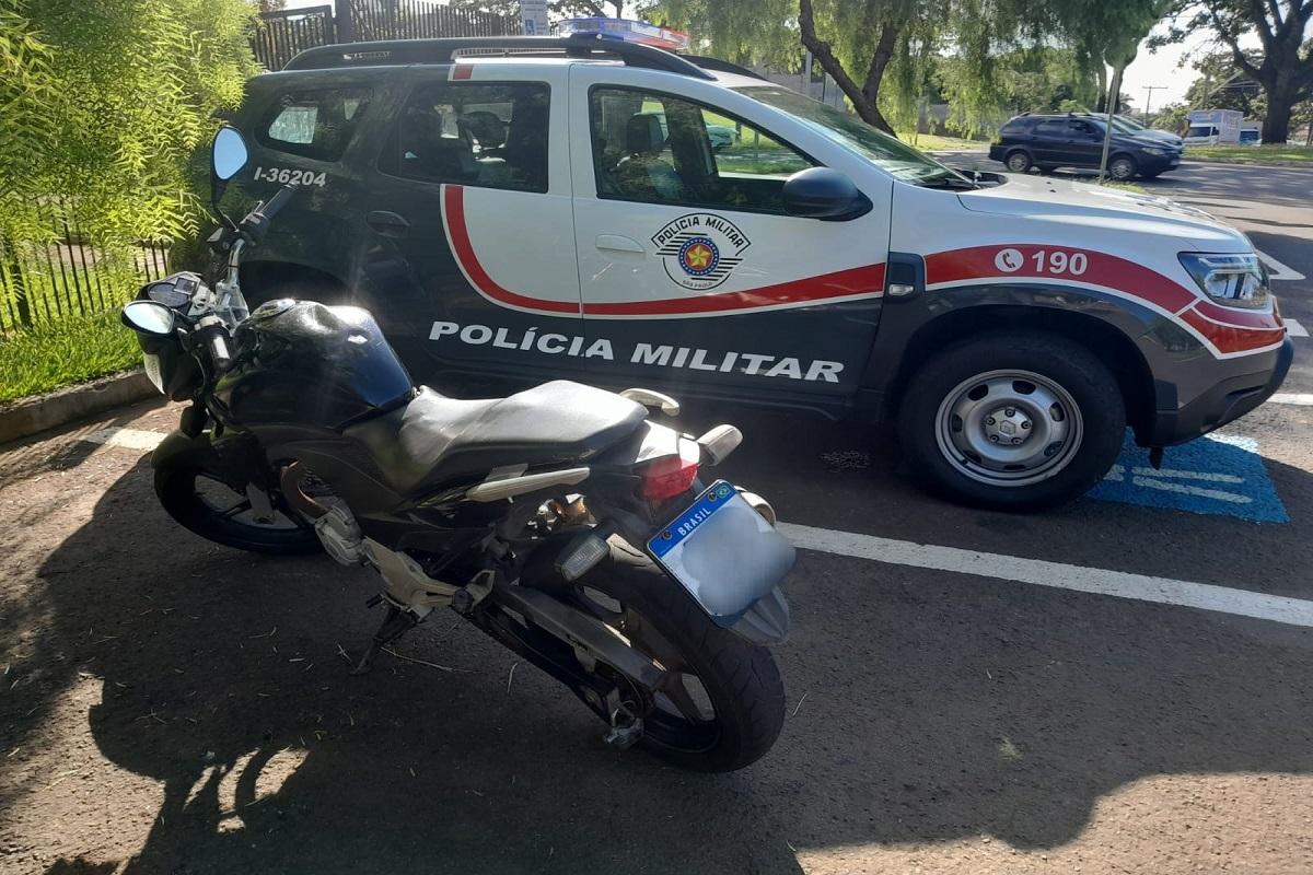 APÓS RÁPIDA AÇÃO, POLÍCIA MILITAR EVITA ROUBO DE MOTOCICLETA NA AVENIDA MELVIN JONES EM ARARAS SP