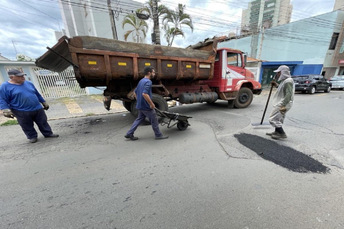 Prefeitura realiza operação tapa-buracos em principais avenidas da cidade