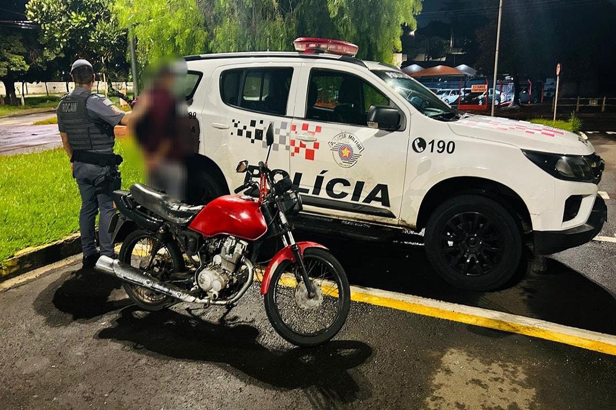 ROCAM APREENDE MOTOCICLETA ADULTERADA NO PARQUE TIRADENTES, EM ARARAS SP