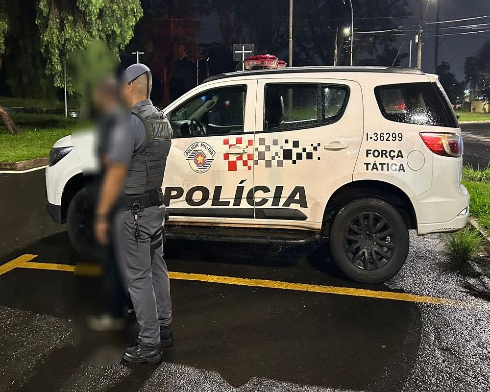 ROCAM CAPTURA PROCURADO PELA JUSTIÇA NO BAIRRO TERRAS DE CAROLINA, EM ARARAS