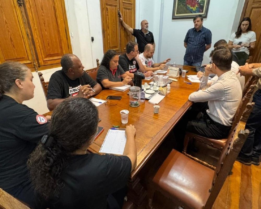 Em nova reunião, Prefeitura sobe proposta e chega em 5% de aumento salarial